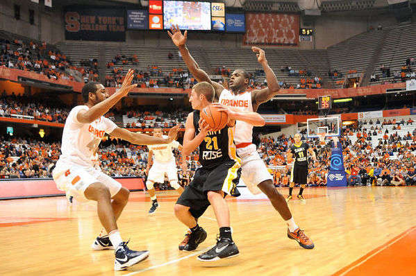 足球曼城后防核心伤缺三周，赛程压力巨大